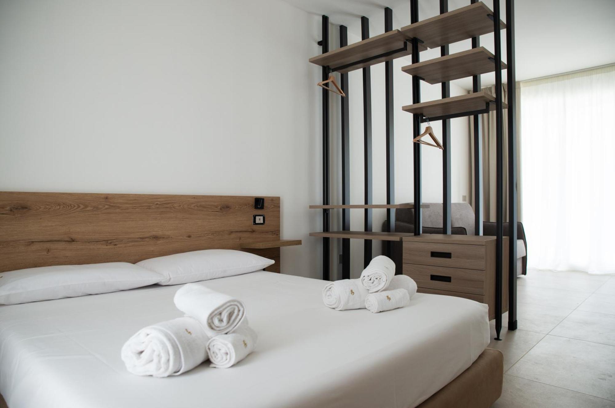 Montedarena Hotel Pulsano Buitenkant foto